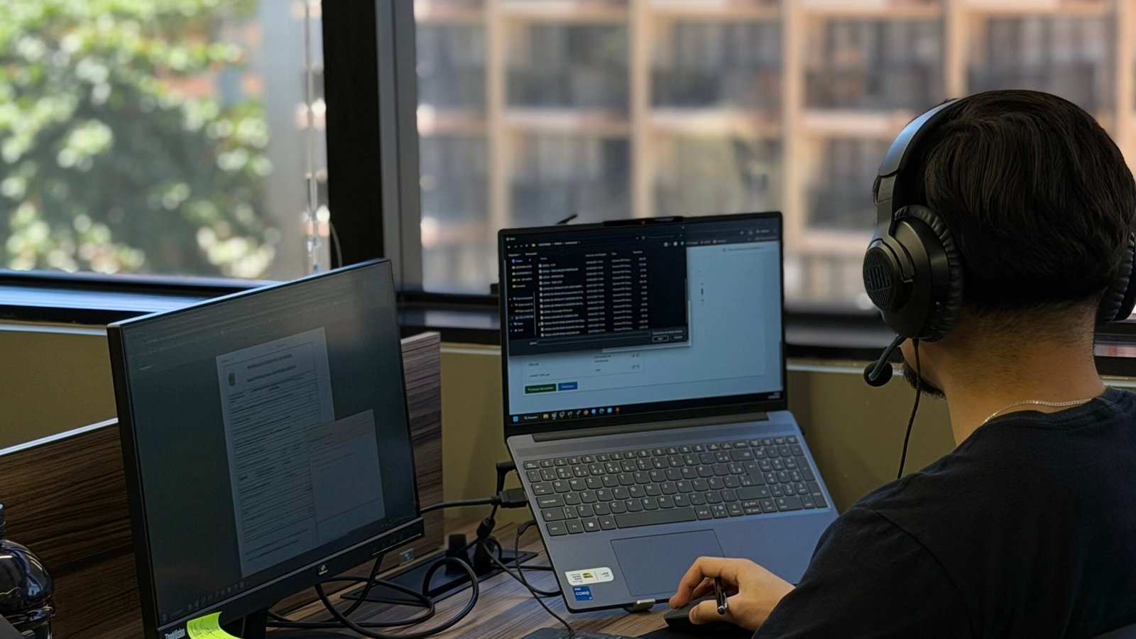 Profissional da C2 em atendimento digital no escritório